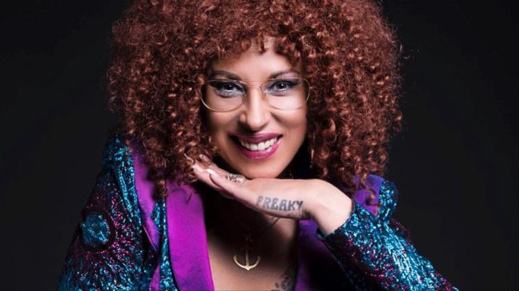 Als Soul-Diva der Neuzeit mit einer Stimme, die einen großen Wiedererkennungswert hat, wird Esther Filly beschrieben. Als Soul-Diva der Neuzeit mit einer Stimme, die einen großen Wiedererkennungswert hat, wird Esther Filly beschrieben.