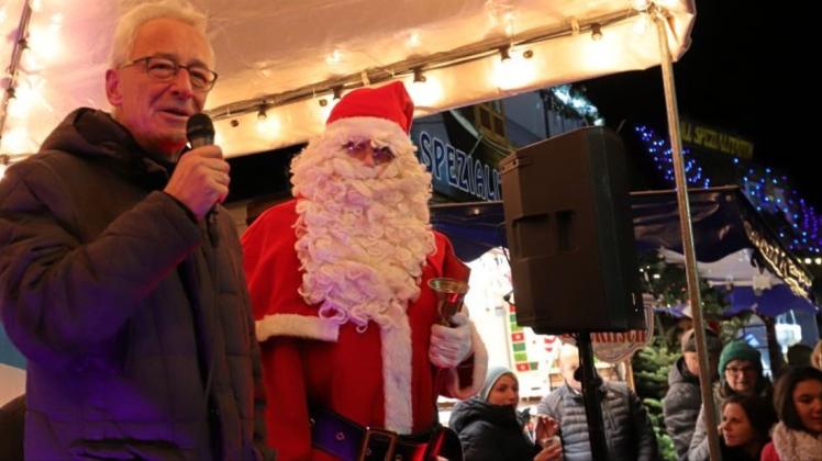 Eröffneten feierlich den Weihnachtsmarkt: Oberbürgermeister Axel Jahnz (li.) und der Weihnachtsmann alias Markus Weise. 