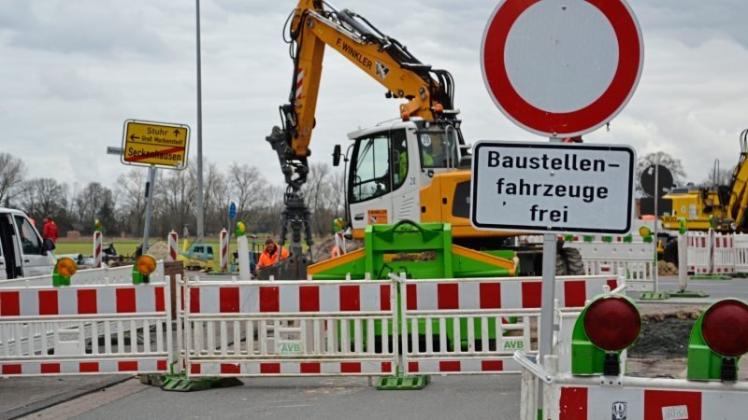Hier geht’s nicht weiter: Bauarbeiten verhindern zurzeit die Zufahrt von der Industriestraße auf die B322 in Seckenhausen. 