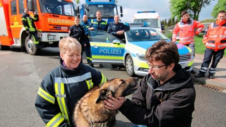 Feuerwehr, Polizei, THW, Rettungsdienst und Rettungshund: Zum sechsten „Tag der Helfer“ präsentiert Veranstalter Gerrit Schröder (rechts) ein noch größeres Programm als zuvor. 