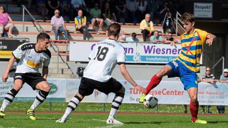 Saubere Annahme: Atlas-Torschütze Sebastian Koltonowski (rechts) schirmt den Ball vor zwei Cloppenburgern ab. Saubere Annahme: Atlas-Torschütze Sebastian Koltonowski (rechts) schirmt den Ball vor zwei Cloppenburgern ab.