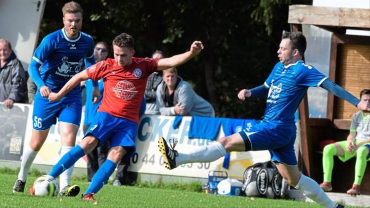Zweifacher Torschütez für den FC Hude: Ole Schöneboom (2. von links). Zweifacher Torschütez für den FC Hude: Ole Schöneboom (2. von links).