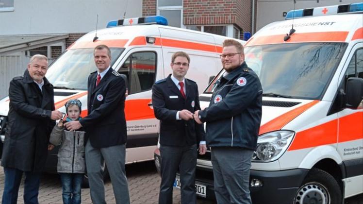 Schlüsselübergabe für mehr Schlagkraft der Bereitschaftsdienste: (von links) DRK-Kreisvorsitzender Ulrich Gamharter, Lucas und Michael Pleus, Christoph Strohbach und Kreisbereitschaftsführer Eike Menssen vor den Notfallkrankenwagen für Ganderkesee und Hude. 