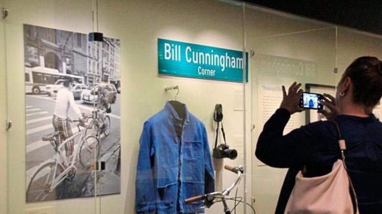 In der Ausstellung über den verstorbenen Fotografen Bill Cunningham ist auch seine tägliche Ausstattung zu sehen - ein Fahrrad, eine blaue Jacke und eine Kamera. 