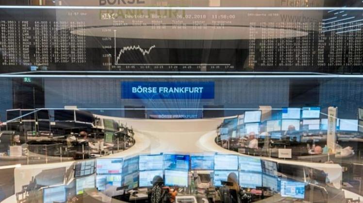 Händler verfolgen auf ihren Monitoren im Handelssaal die Kursentwicklung der Frankfurter Börse. 