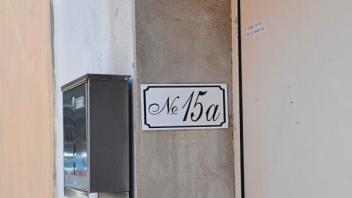 Die Mieter am Nagelshof 15a können noch durch den Seiteneingang in ihr Haus. 