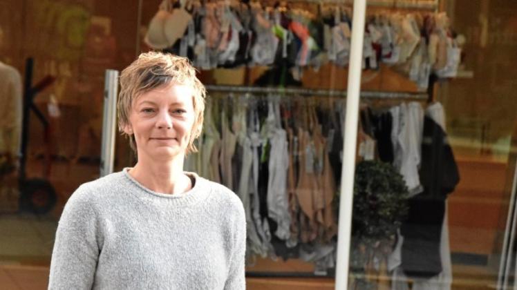 Vom Fachgeschäft zum Outlet: Nina Busch (38) versucht mit einem neuen Konzept für ihren Damenunterwäsche-Laden im Westen der Langen Straße den Neustart. 