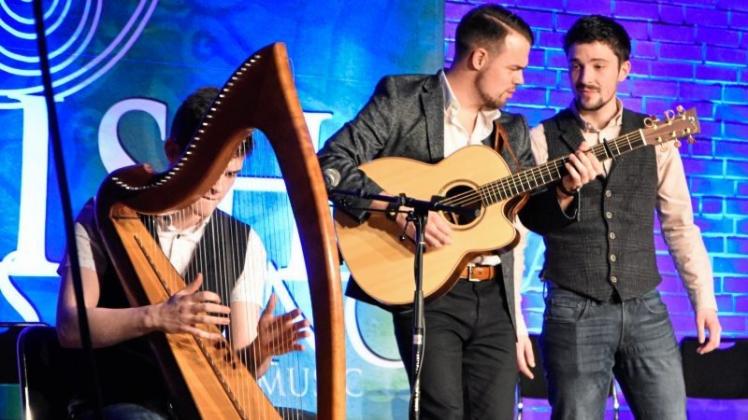 Handgemachtes mit tiefen Wurzeln in der irischen Musiktradition, das hat neben zwei weiteren Gruppen das Trio High Time beim Festival „Irish Spring“ in der Gutsscheune Varrel geboten. 