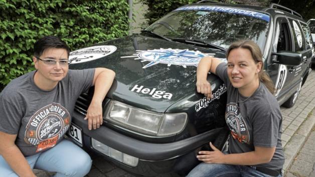 Christine Nordmeyer (rechts) und Jana Führer aus Osnabrück fahren mit ihrem Passat „Helga“ bei der 20-Nations-Rallye durch Europa mit. 