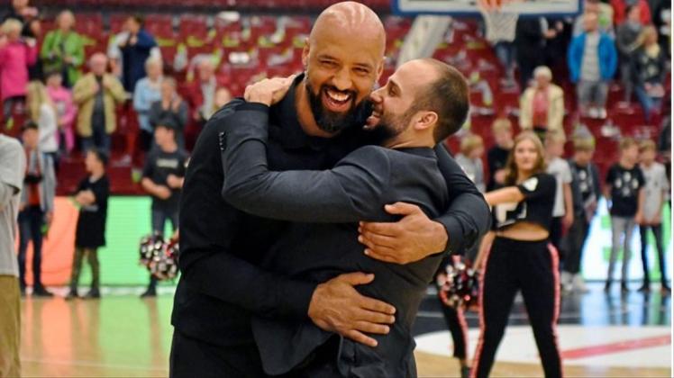 Im feinen Zwirn: Florian Hartenstein (l.) und Tuna Isler feiern den Sieg. Im feinen Zwirn: Florian Hartenstein (l.) und Tuna Isler feiern den Sieg.