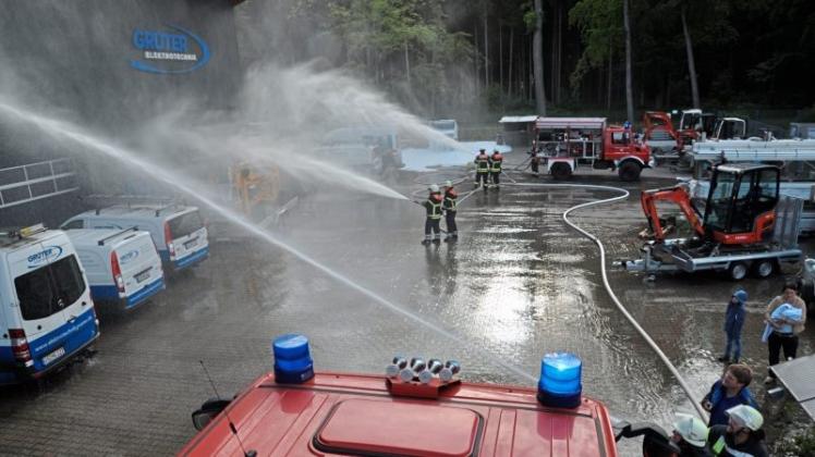 Auf dem Gelände der Firma Elektrotechnik Grüter im Gewerbegebiet Uhlenbrock probten die Feuerwehren Neuenkirchen und Ueffeln den Ernstfall. 