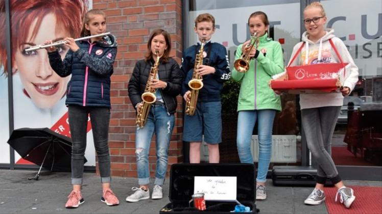Auch mit Musik versuchten sie, Spenden zu sammeln: (von links) Beeke Oltmanns, Jolie Grabs, Janus Müller, Carina Lohrey und Lara Wohlers. 