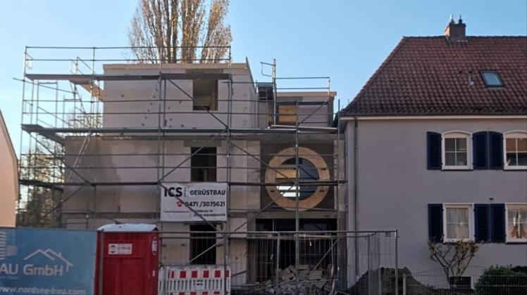 Wand an Wand: Gewöhnungsbedürftiges Bauvorhaben an der Cramer straße in Delmenhorst. 