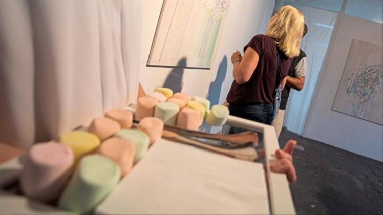 
              Süßigkeiten  sind Teil von Birgit Kannengießers Installation „Depot“. 

            

              
                