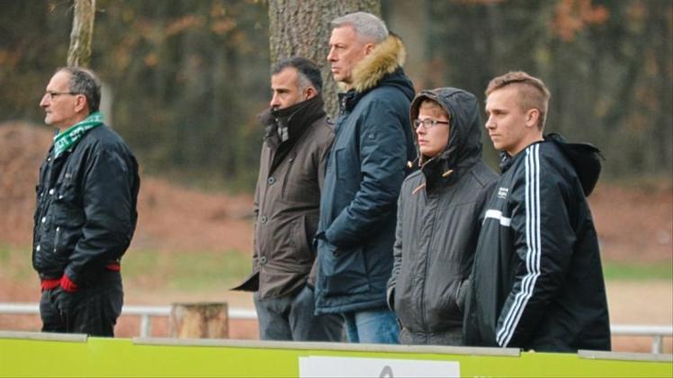 Zuschauer in Heeslingen: Frank Neubarth (Mitte) schaute sich mit dem Delmenhorster Fußball-Veranstalter Murat Kalmis das letzte Auswärtsspiel des SV Atlas beim Heeslinger SC an. 