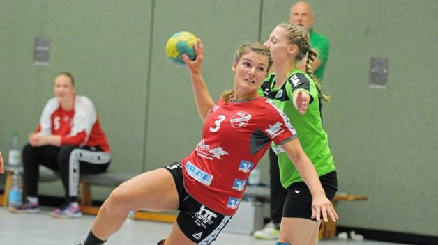 Vorteil HSG Hude/Falkenburg: Jessica Galle (am Ball) setzte sich im Pokalspiel gegen Neerstedts Anne Schmidt durch. 