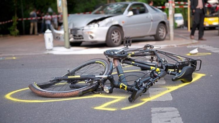 Derart zugerichtet waren Rad und Auto nach dem Unfall zum Glück nicht. Symbolfoto: Daniel Naupold/dpa