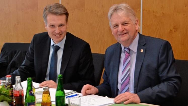 Erhoffen sich noch weiteres Entgegenkommen des Landes: Jan Arning, Hauptgeschäftsführer des Niedersächsischen Städtetags, und Stuhrs Bürgermeister Niels Thomsen nach der Bürgermeisterkonferenz im Rathaus Stuhr. Erhoffen sich noch weiteres Entgegenkommen des Landes: Jan Arning, Hauptgeschäftsführer des Niedersächsischen Städtetags, und Stuhrs Bürgermeister Niels Thomsen nach der Bürgermeisterkonferenz im Rathaus Stuhr.