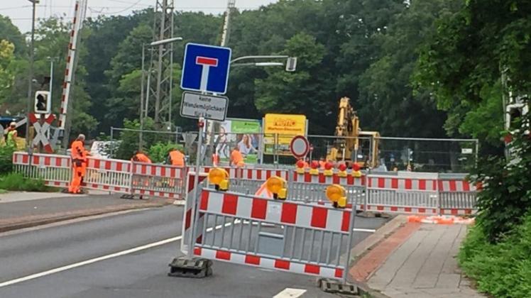 Voll gesperrt ist noch bis Dienstagabend der Bahnübergang an der Emdener Straße in Aschendorf. 