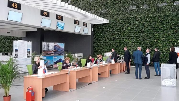 Wahllokal im Flughafen in Simferopol: dort waren am Sonntag 705 Arbeiter stimmberechtigt - zumindest nach russischer Lesart. Mehr als 500 hatten um 16 Uhr die Stimme abgegeben. Der Airport soll im Mai eröffnet werden. 