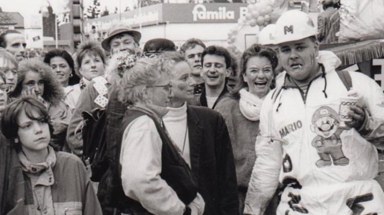 Beim Festumzug um den Ring feierten 1993 „Super Mario“ und weitere Narren in Ganderkesee. Archivfoto: Horst Schilling