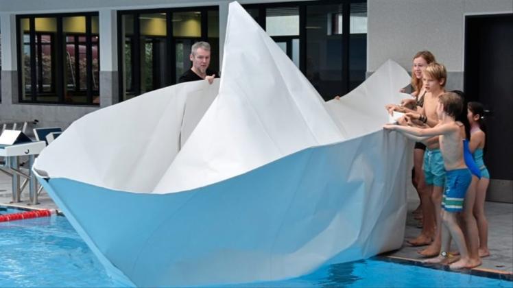 Für die ZDF-Wissensendung für Kinder „pur+“ baute Origami-Künstler Frank Bölter mit 13 Kindern ein großes Schiff aus Papier, das sie zusammen in der Grafttherme zu Wasser ließen. 