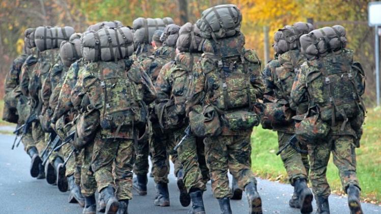 Nach dem Tod eines jungen Soldaten bei einem Übungsmarsch in Munster ermittelt die Staatsanwaltschaft jetzt gegen zwei Bundeswehr-Ausbilder. 