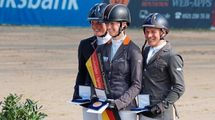 Die ersten Drei des Championats der Berufsreiter Springen 2018 (von links): Leonie Jonigkeit (2.), Siegerin Sandra Auffarth und Mathis Schwentker. 