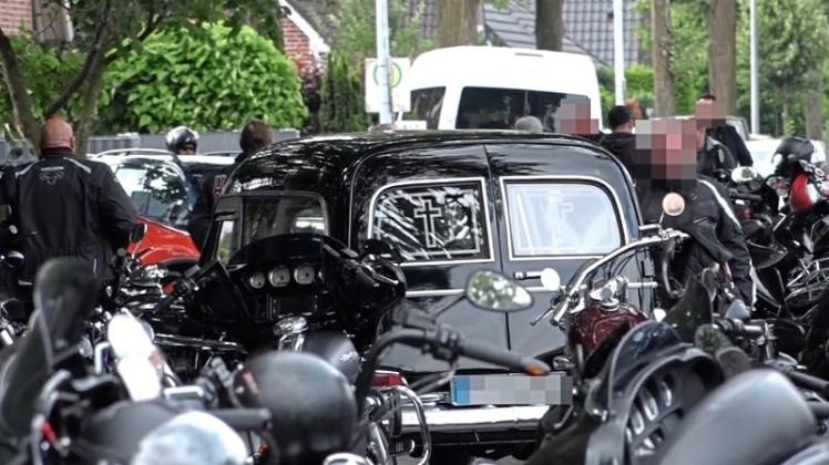 Begleitet von Hunderten Motorradfahrern wurde der verstorbene Hells-Angels-Anführer am Samstag im Leichenwagen vom Clubhaus in Nordhorn zur Beisetzung nach Münster überführt. 
