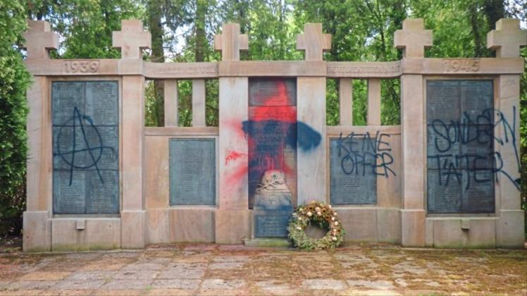 Antifaschistische Symbole: Unbekannte beschmieren Kriegsdenkmal auf Friedhof in Hellern. 