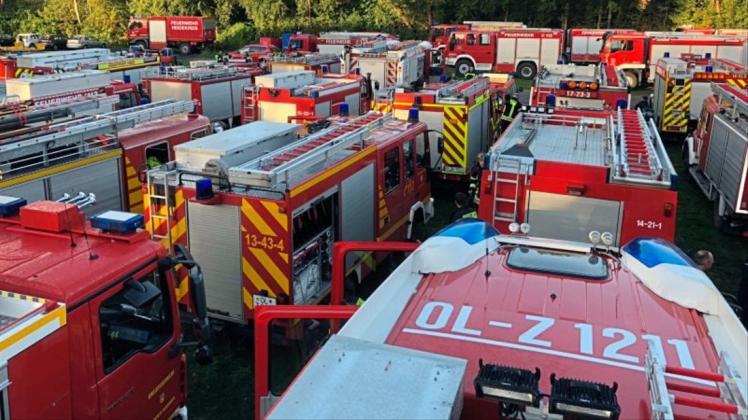Eindrucksvoller Fuhrpark: 175 Feuerwehrleute aus dem gesamten Landkreis Oldenburg sind rund 40 Fahrzeugen beim Moorbrand auf dem Bundeswehrgelände in Meppen im Einsatz. 