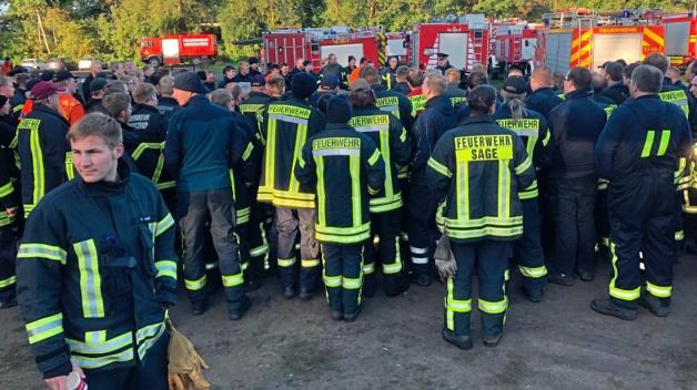 175 Feuerwehrleute aus dem gesamten Landkreis Oldenburg sind beim Moorbrand auf dem Bundeswehrgelände in Meppen im Einsatz. 