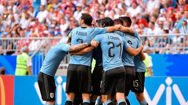 Uruguays Luis Suarez (verdeckt) jubelt mit seinen Teamkollegen über seinen Treffer zum 1:0. 