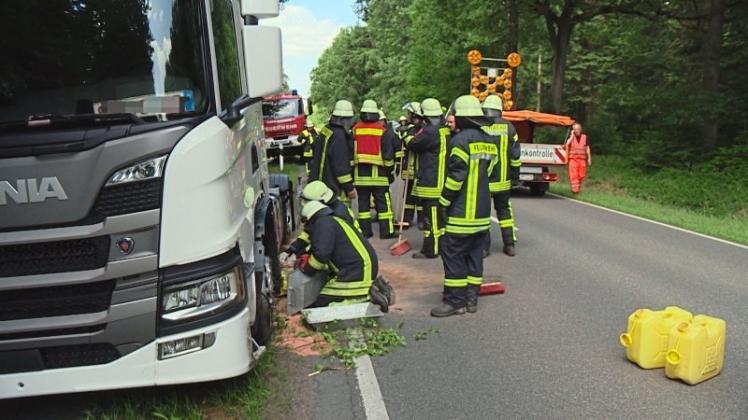 In Harpstedt ist ein Autofahrer gegen einen Lastkraftwagen gefahren. 