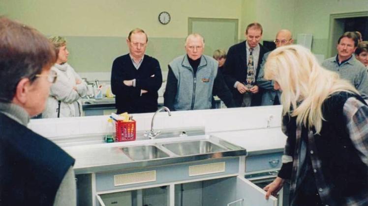 Der Schulausschuss besichtigte am 19. November 1998 die Schulküche in Bookholzberg. 