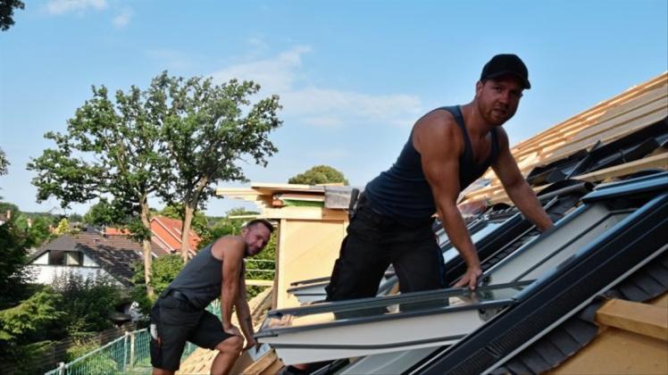 Die Dachdecker Heiko Gatzemeyer, 43, (li.) und Patrick Nehring, 27,arbeiten in der prallen Sonne 