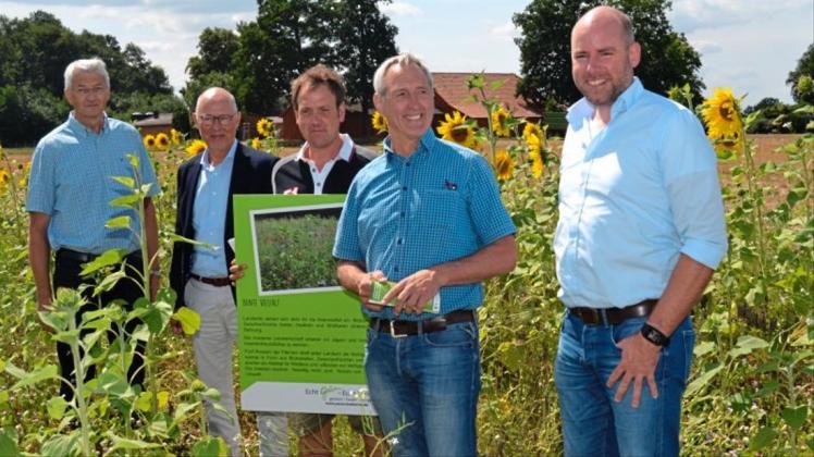 Renke Dählmann aus Hude (Bildmitte) zählt zu den 180 Landwirten im Landkreis Oldenburg, die zur Förderung der Artenvielfalt Blühstreifen angelegt haben. Archivfoto: Reiner Haase