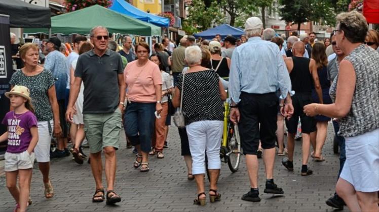 Auf der Jagd nach den Schnäppchen: Im Wildeshauser Stadtkern herrschte am Sonntag Hochbetrieb beim Schnäppchenmarkt. 