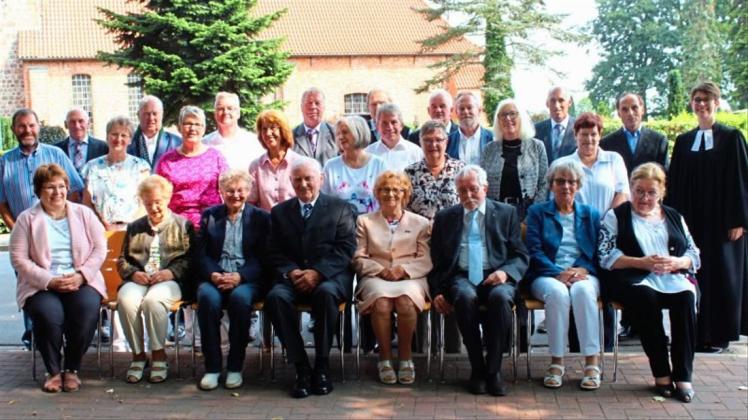 Feierten Konfirmationsjubiläen: 27 frühere Konfirmanden waren zu einem besonderen Gottesdienst in der Hasberger Kirche einladen. 