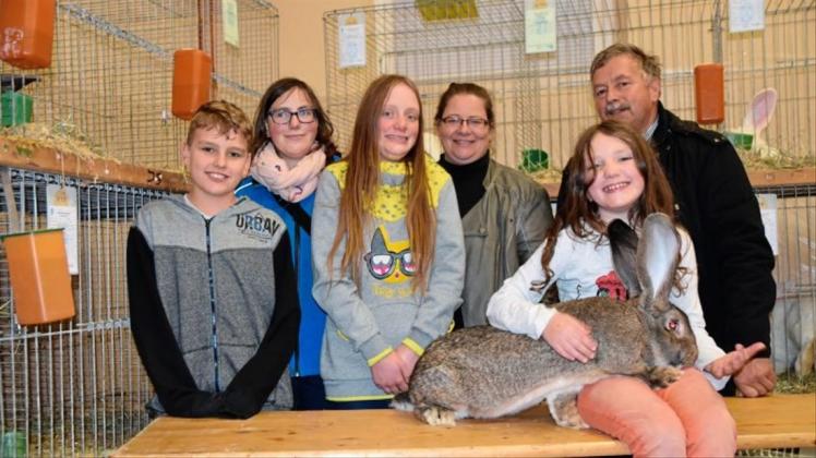 Kaninchen als Hobby verbindet Klaus und Kerstin Lipinski mit den Jungzüchtern (von links) Luca Einemann sowie Rika, Ronja und Johanna Maria Offer. 