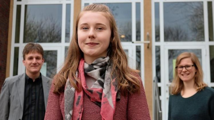 Die 14-jährige Alicia Gehrmann von Max-Planck-Gymnasium hat am Dienstag den Landesentscheid von „Jugend debattiert“ gewonnen. Begleitet wurde sie von ihrer Deutschlehrerin Dr. Anne Reimer. Andreas Langen, stellvertretender Schulleiter, ist stolz auf die Schülerin. 