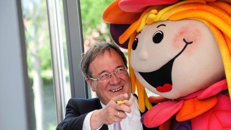 Arm in Arm mit Rosalotta: Nordrhein-Westfalens Ministerpräsident Armin Laschet wird bei seinem Besuch auf der Bad Iburger Laga von Maskottchen Rosalotta überrascht.