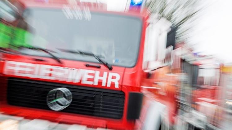Feuerwehrkräfte aus Heiligenrode und Groß Mackenstedt mussten nach einem Auffahrunfall auf der B51 zwei stark ineinander verkeilte Autos trennen. Symbolfoto: Michael Gründel