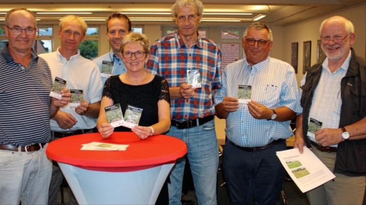 Gruppenbild mit Bürgermeisterin und Blühmischung: Alice Gerken hat die Mitglieder des „Runden Tischs Natur“ ins Rathaus eingeladen, um das diesjährige Blühstreifenprogramm offiziell ausklingen zu lassen. 