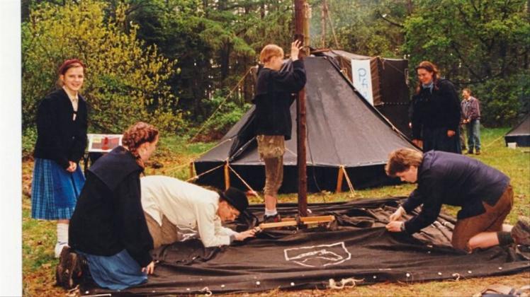 Die Pfadfinder bauten das Zelt auf. 