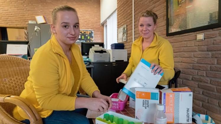 Svenja Moch (links) und Katrin Keres von der häuslichen Krankenpflege Manuela Scharbau packen Medikamente und Verbandmaterial für ihre betreuten Patienten zusammen. Svenja Moch (links) und Katrin Keres von der häuslichen Krankenpflege Manuela Scharbau packen Medikamente und Verbandmaterial für ihre betreuten Patienten zusammen.