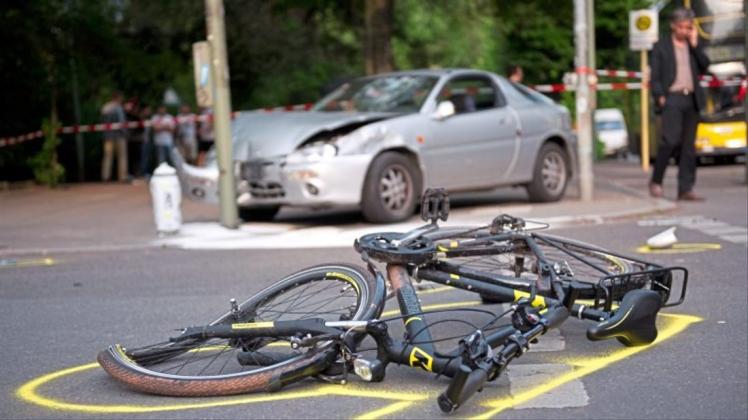 Ein Fahrradfahrer ist am Montag in Wardenburg bei einem Unfall leicht verletzt worden. Symbolfoto: Daniel Naupold/dpa