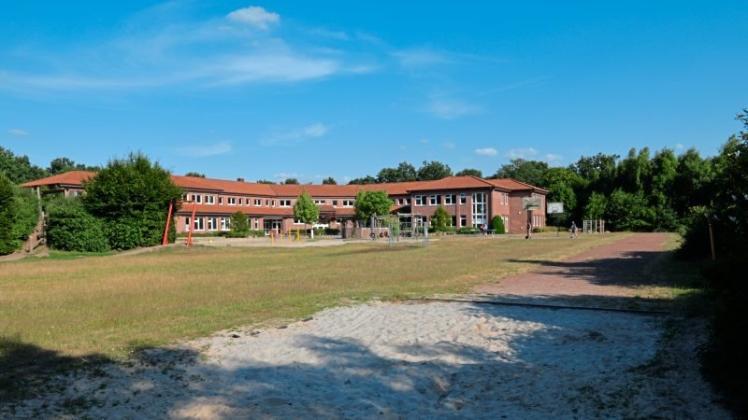 Viel Platz gibt es noch an der Bonifatiusschule in Geeste-Dalum. Hinten rechts soll ein neuer Kindergarten mit Kinderkrippe errichtet werden. 