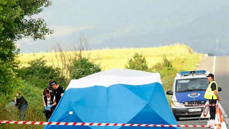 Nahe der Autobahn bei Asparrena: Polizisten sichern am 21. Juni am Fundort einer Frauenleiche Spuren. 