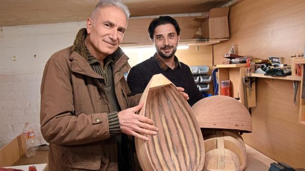 Instrumentenbauer Zaher Khalifa zeigt mit Musiker Nizar Al.ali wie er in seiner Werkstatt Oud-Lauten baut. 